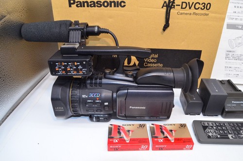 NEAR MINT Panasonic AG-DVC30 3CCD Mini DV Professional Camcorder w/ AG-MYA30G - Picture 2 of 19
