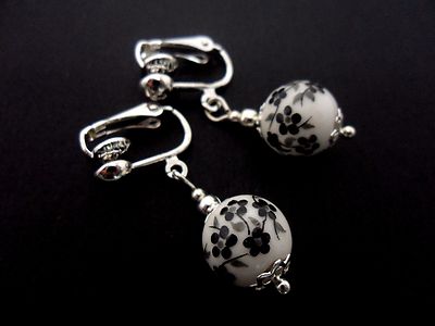 EIN PAAR EINFACHE PORZELLAN SCHWARZ/WEISS BLUME PERLE TROPFENCLIP AUF OHRRINGE. NEU.