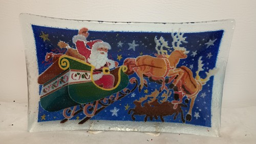 Peggy Karr Fused Art Glass Christmas Santa Claus Reindeer Sleigh Plate 9.75 inch - Picture 2 of 5
