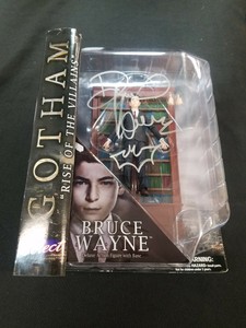 DAVID-MAZOUZ-SIGNED-BRUCE-WAYNE-DIAMIND-SELECT-FIGURE-GOTHAM-COA-AUTOGRAPHED-MOC