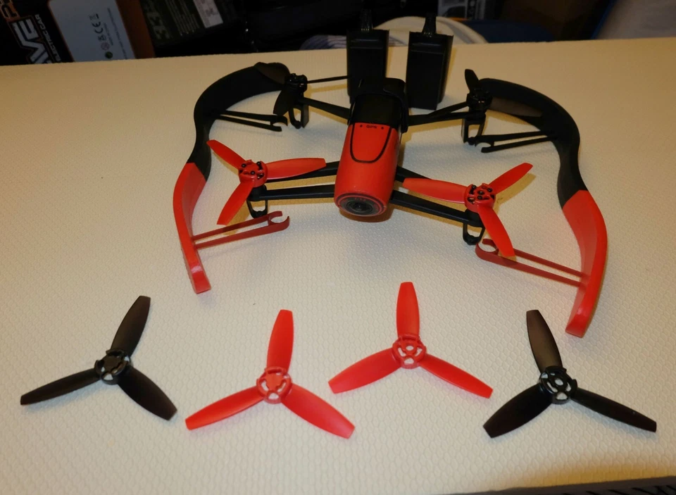 Parrot Bepob 1, Drohne, rot mit Zubehör und 3 Akkus, für Handy oder Sender - Bild 2 von 4