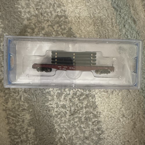 Bachmann Spur N Flachwagen mit Ladung • Union Pacific mit Rohrladung