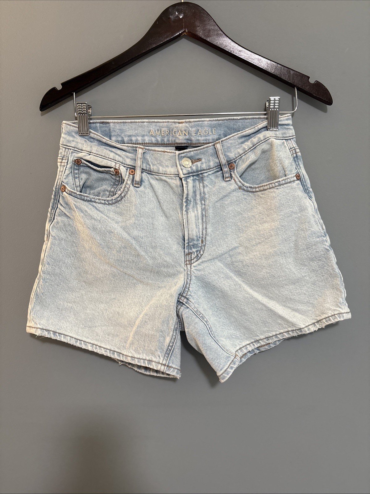 American Eagle Relaxed Jean Short Strigid Size 2 Light Wash