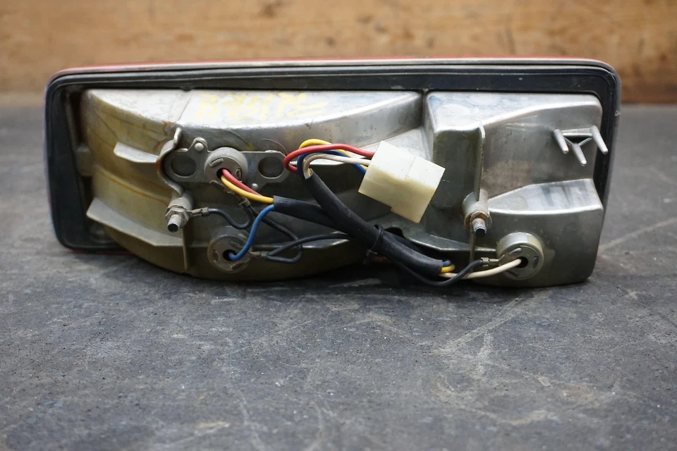 Conjunto de lámpara de luz trasera lateral del pasajero trasero derecho OEM Maserati Merak Bora 1975 Foto 3 de 4