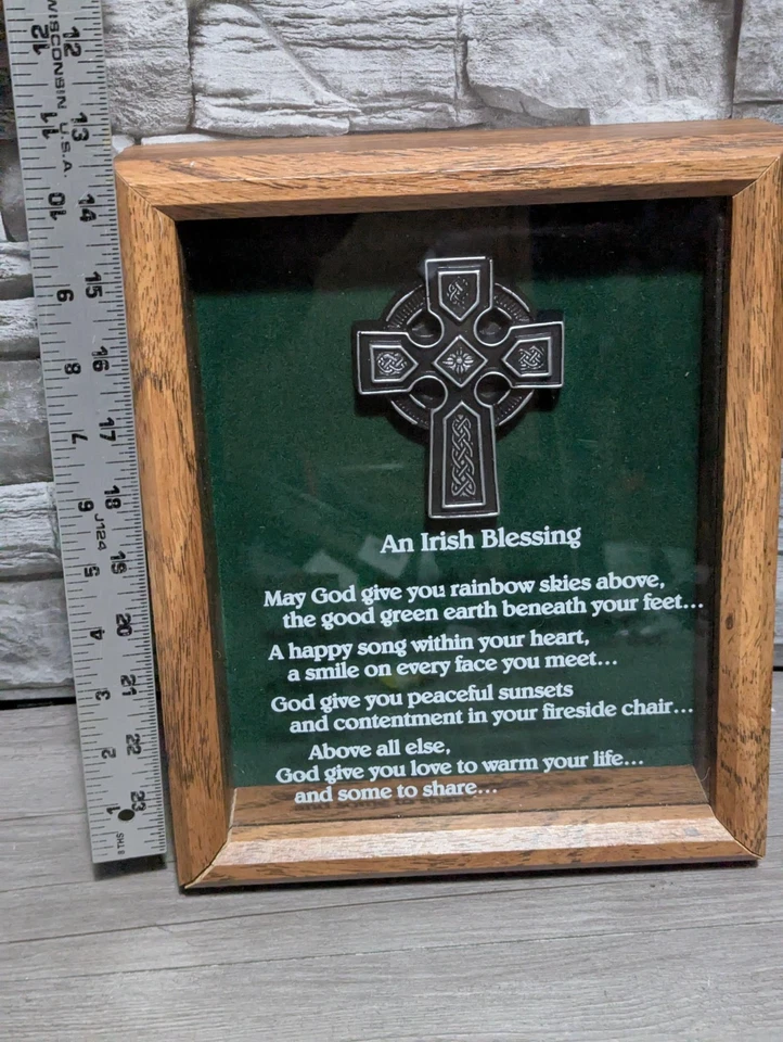 Placa de pared enmarcada de una bendición irlandesa 8x10 con estatuilla de caja de sombras de madera de cruz celta Foto 2 de 4