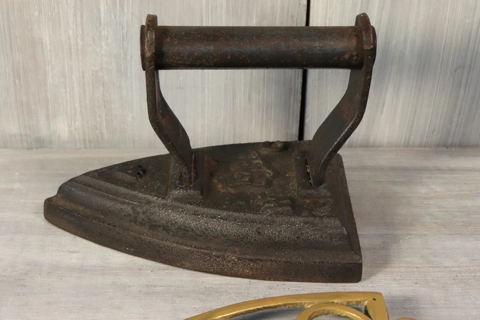 Fer à Repasser Ancien en Fonte avec Support Repose Fer en Bronze Laiton Fin XIXè - Photo 4/4