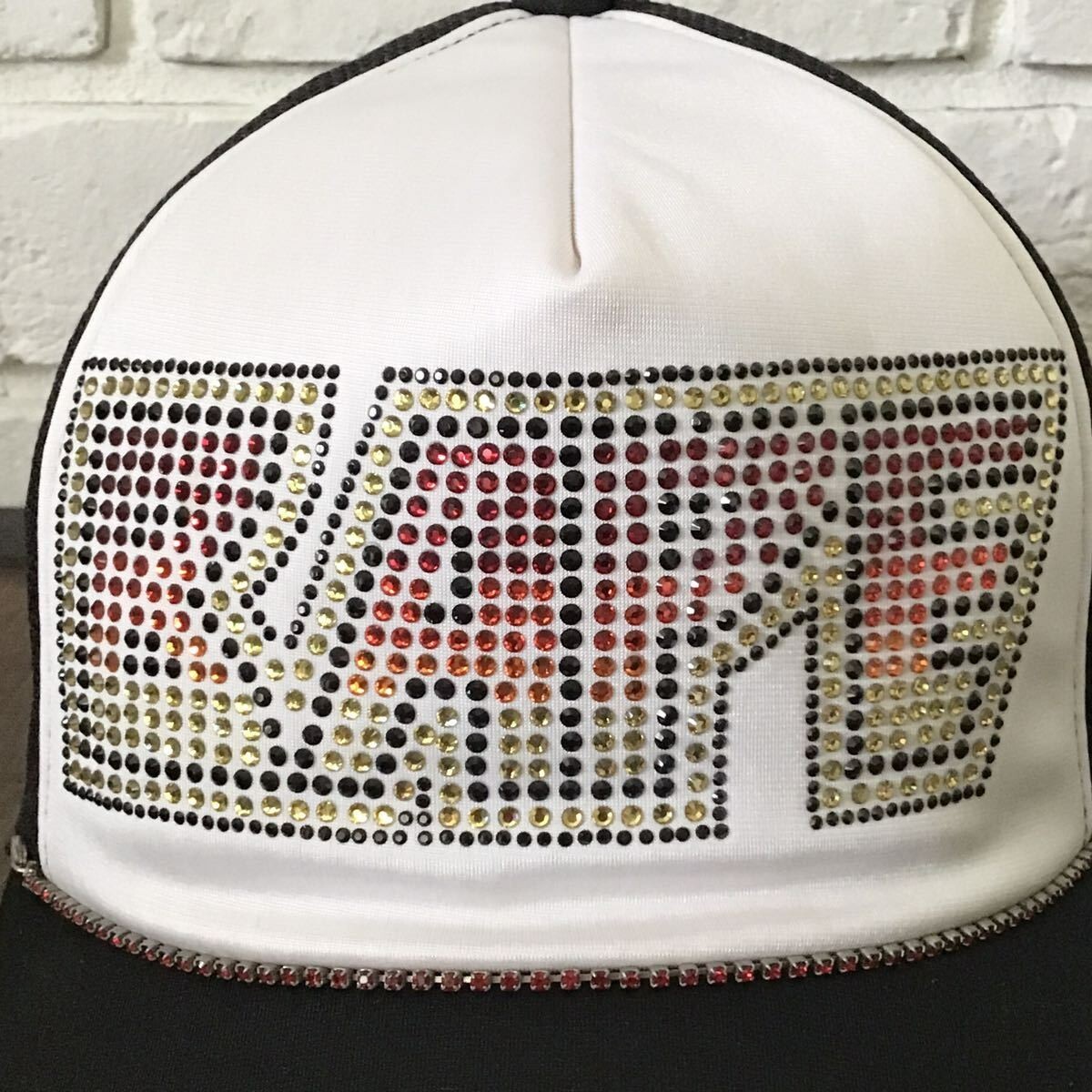 A BATHING APE KISS LOGO スワロフスキー　メッシュキャップ A BATHING APE KISS LOGO スワロフスキーメッシュキャップ