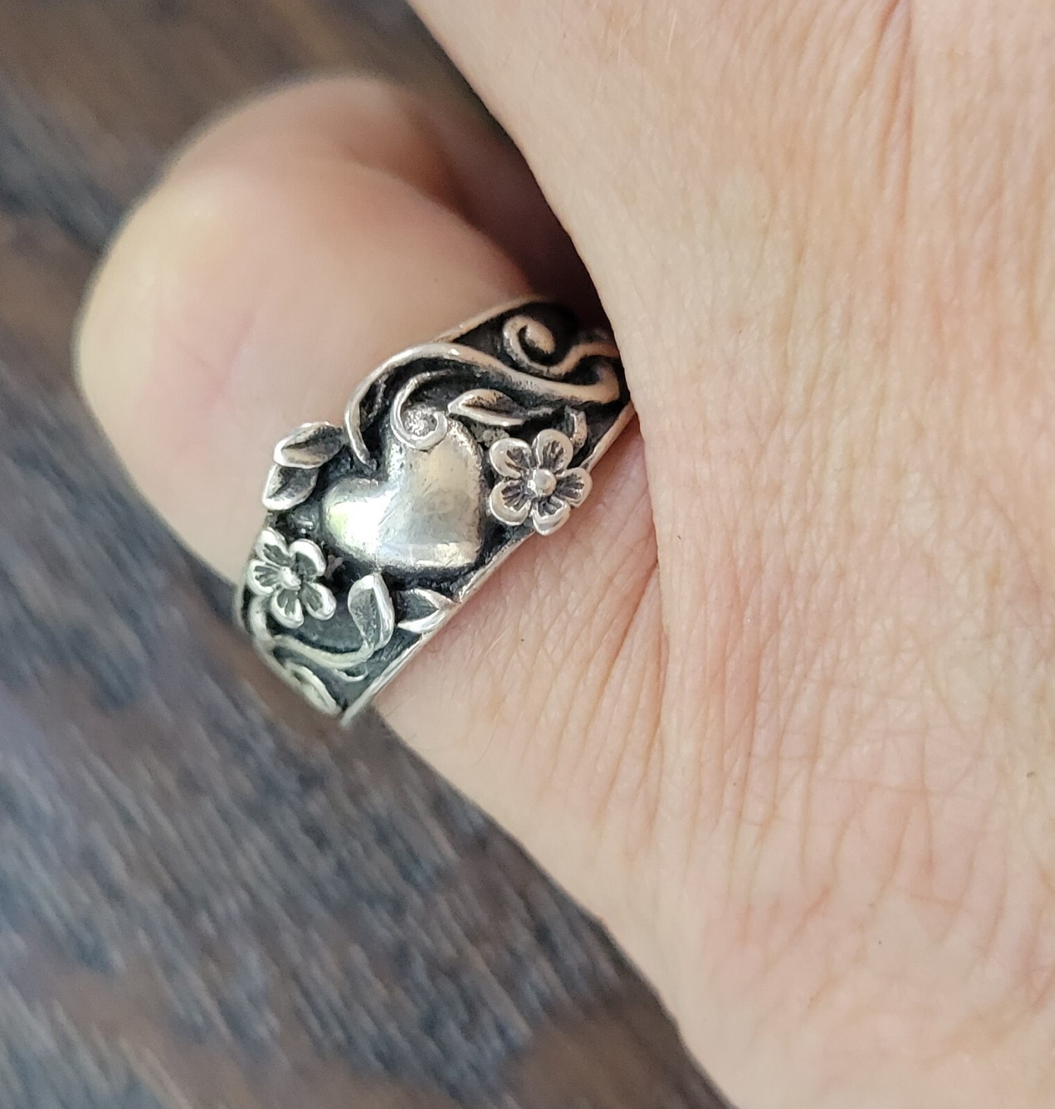 Retired James Avery Solid Heart Flowers Ring Size… - image 5