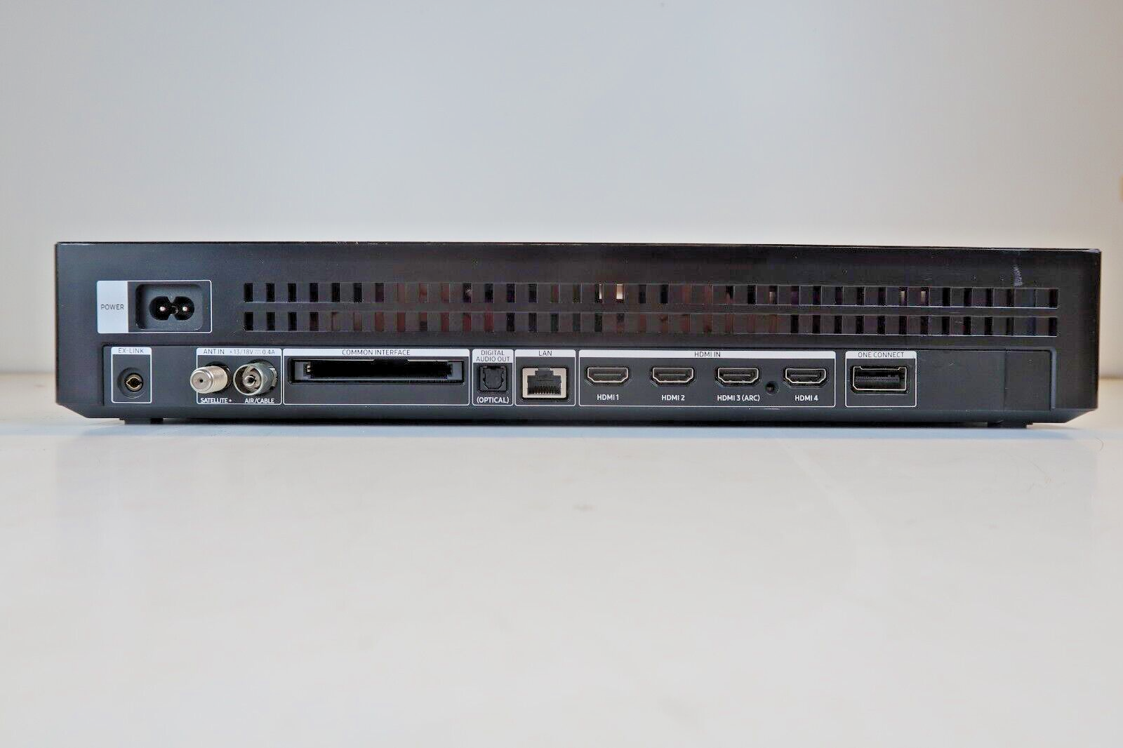 Original Samsung SOC1001R One Connect Box for 2019 QLED TVs BN9121300E