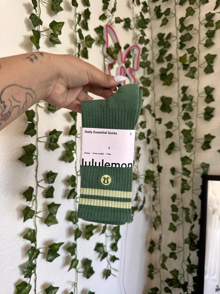 Nuevo con etiquetas Paquete de calcetines esenciales diarios Lululemon Athletica verde y blanco grandes Foto 3 de 3