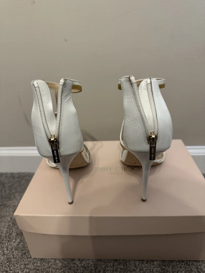 Sandalias JIMMY CHOO Cardo Patente/Gladiador Metálico Correa en T Blanco/Dorado 39 US8.5 Foto 3 de 4