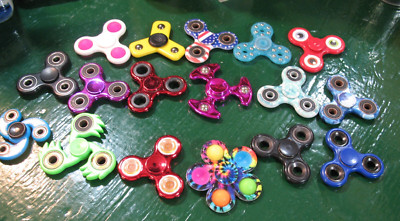 VINTAGE FIDGET SPINNERS  LOT OF  (17)  MIXED PLASTIC  METAL  ALL  SPIN  NICELY