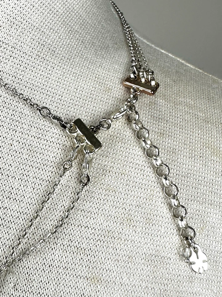 Collar Lucky Brand Tono Plata 3 Hilos Multi Dije Medallón Pluma Foto 4 de 4