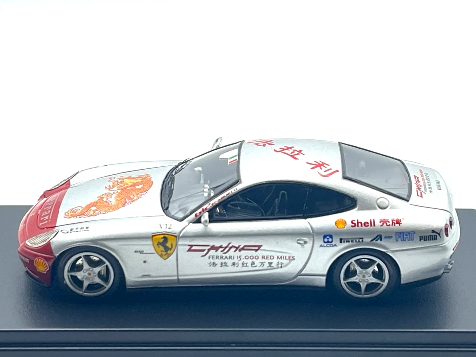 Looksmart Ferrari 612 Scaglietti 15000 millas rojas Tour LS155b 1:43 TheTinyCars Foto 2 de 4