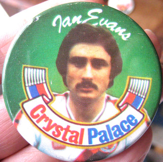 IAN EVANS CRYSTAL PALACE FOOTBALL player genuine vintage 1970s pin BADGE