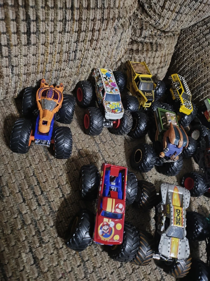 Hot Wheels Monster Jam Truck Lote de 12 Super Mario Scooby Spiderman Mutt Potty 1:64 Foto 2 de 4