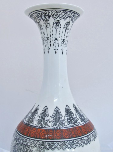 Jarrón de porcelana vintage chino Famille rosa con cáscara de huevo de 14,25" con árboles y 3 damas - Imagen 11 de 12