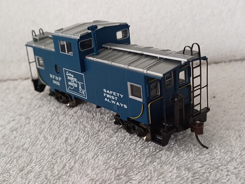 Athearn HO 75184 RF&P Wide Vision Caboose #902 - Picture 9 of 10