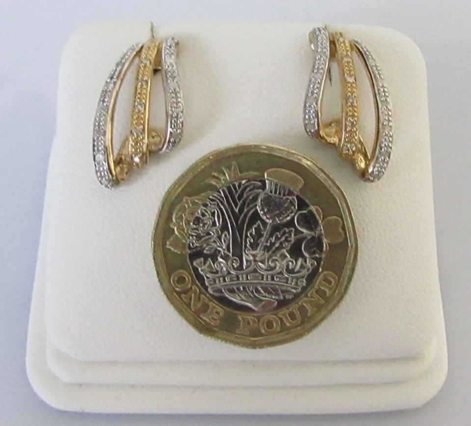 Pendientes de aro de diamantes de oro - Aretes de aro de diamantes múltiples de oro de dos tonos de 9 quilates Foto 3 de 4