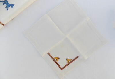 Nappe Ancienne Avec Serviettes Brodées – Motif Petits Chevaux – Blanc Coton