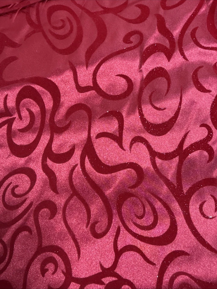 "Remanente de tela roja satinada navideña con remolinos aterciopelados 45"" L x 44"" W poliéster" Foto 2 de 4