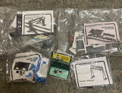 VINTAGE BACHMANN HO CAPE COD HOUSE, SUBURBAN STATION, SIGNAL & PEDESTRIAN BRIDGE