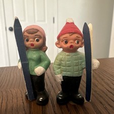 Dos personas de barro en miniatura de terracota española de colección sosteniendo esquís pintados a mano