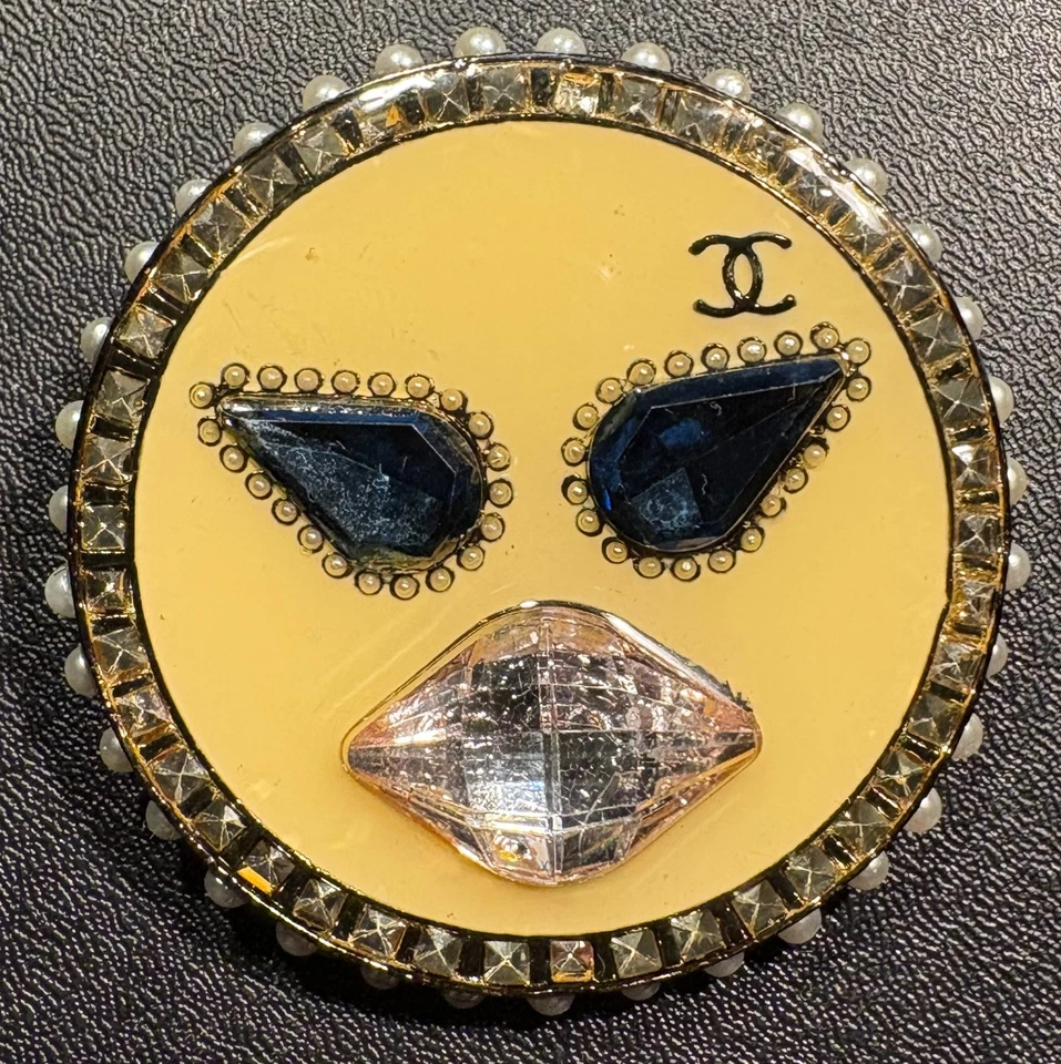 Auténtico broche broche emoji CHANEL resina brillante cristal perla Foto 2 de 4