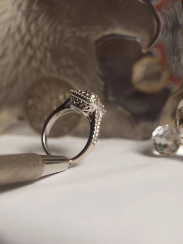 MHJ 14K WHITE GOLD LADIES NATURAL DIAMOND CLUSTER RING - TDW : 0.75 CARAT - Picture 10 of 12