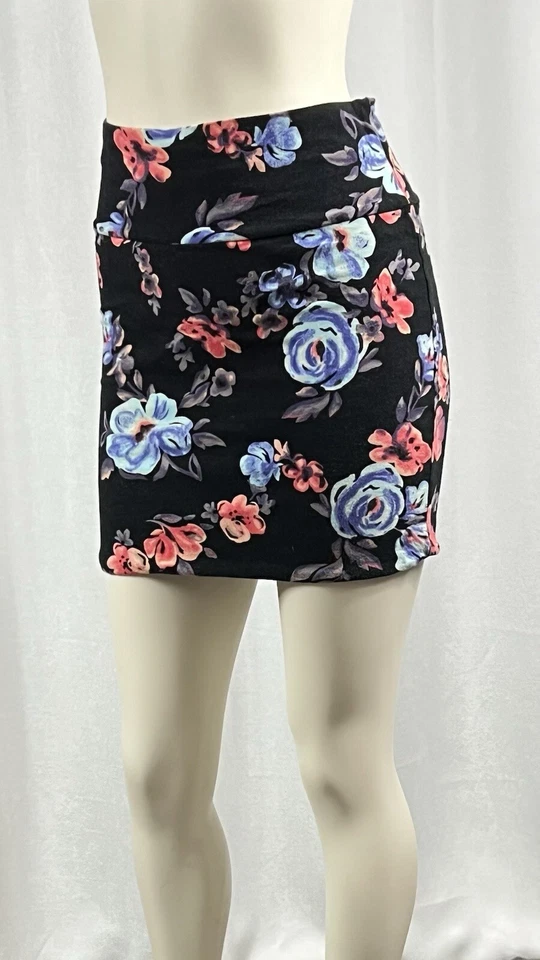 Sexy Minifalda Ambiance Apparel Negra Floral Súper Suave Talla L Foto 2 de 3