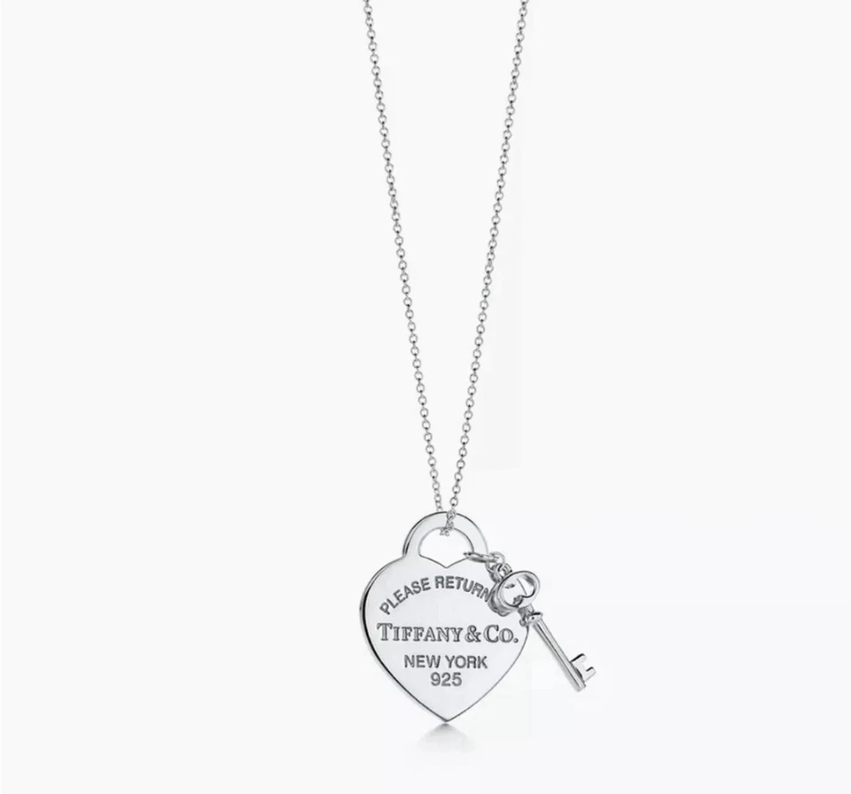 "Collar Tiffany & Co con etiqueta de corazón con llave colgante (en una cadena de 18"")" Foto 2 de 3