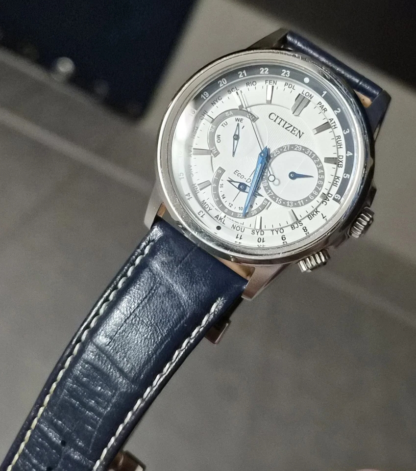 CITIZEN ECO DRIVE Men’s CALENDRIER WORLD TIME WHITE DIAL WATCH BU2020-02A - Image 2 of 2