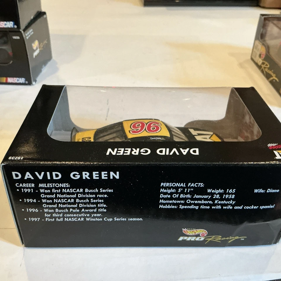 Coche Nascar Team Hot Wheels Pro Racing David Green CAT Foto 2 de 4
