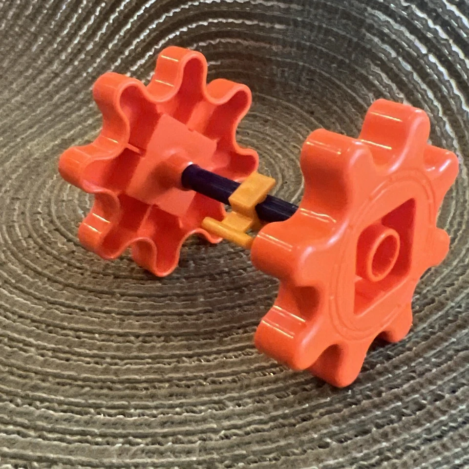 Комплект из 2 оранжевых маленьких зубчатых колес и штанги с мотором в движении - Изображение 3 из 4