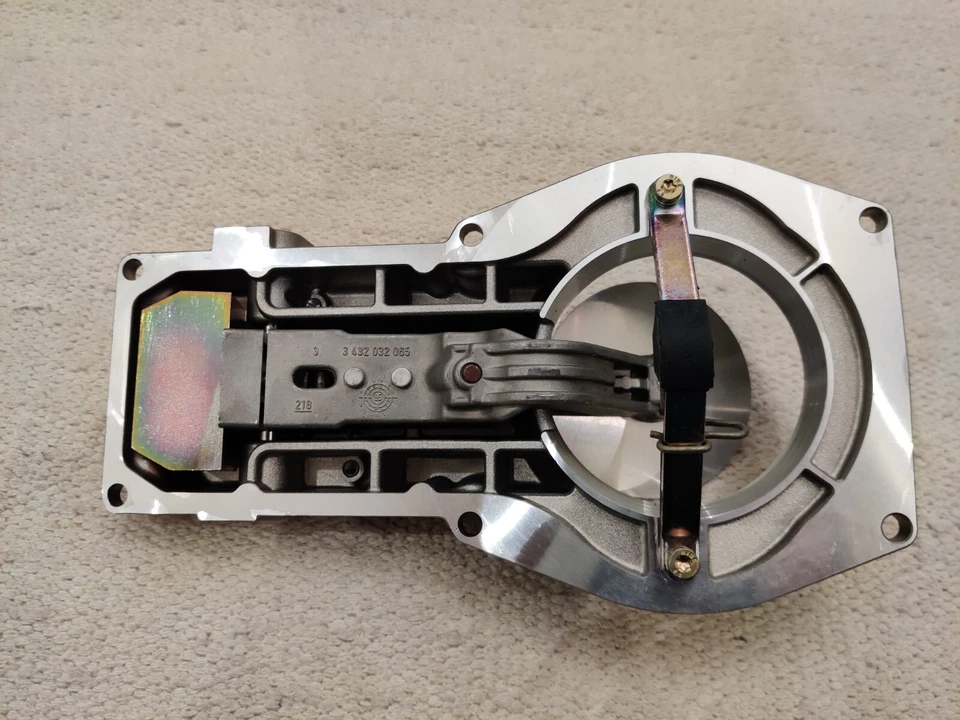 New Bosch NOS Volvo 240 740 2.3 Kombi Air Flow Meter Mass Sensor Maf 0438120203 - Image 3 of 4