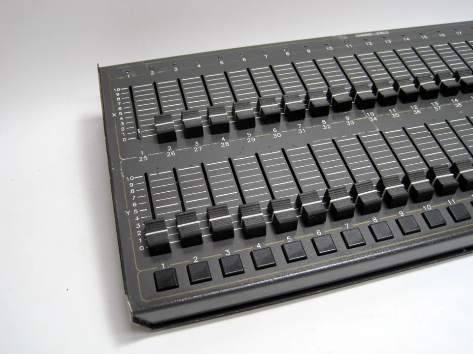 Контроллер диммера управления освещением памяти NSI MC 7024 с DMX-512 - Изображение 2 из 4