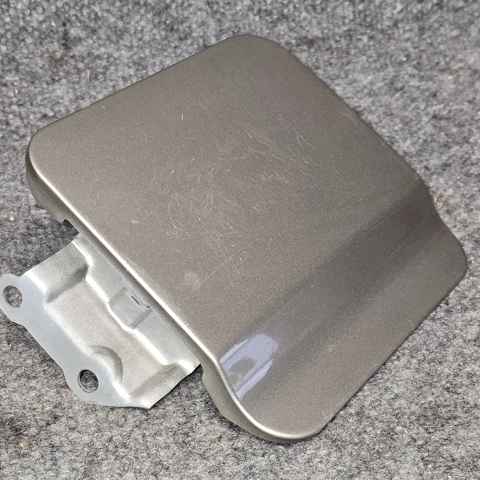 Tapa de tapa de puerta tanque de llenado de combustible deportivo Mitsubishi Montero 1997-2004 OEM PLATEADO Foto 2 de 4