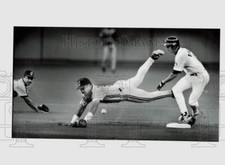 1993 Press Photo Rich Amaral watches Carlos Baerga catapult over second base