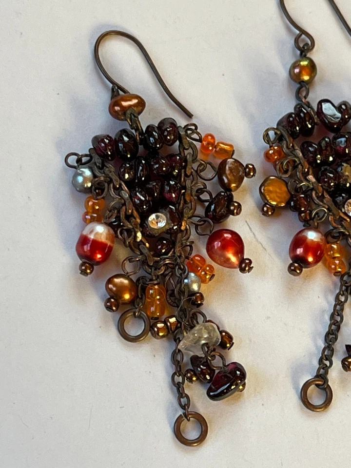 Pendientes colgantes antiguos de bronce con pequeños rubí rojo naranja bronce y cuentas de óxido para pastel Foto 2 de 4