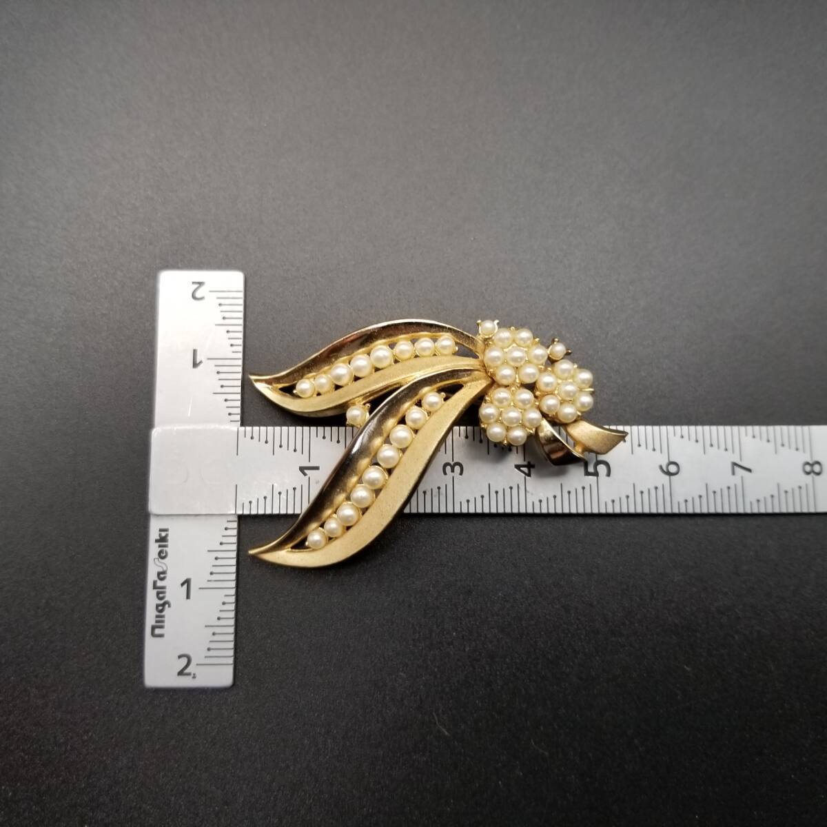 50'60's Crown TRIFARI Bouquet Plant Motif Pearl Decoration