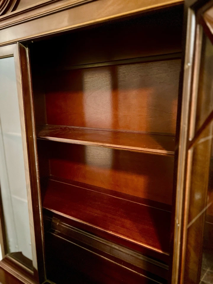 Gabinete de China de Caoba Renacimiento Federal Drexel Heritage de Colección, Circa 1950-1955 Foto 4 de 4