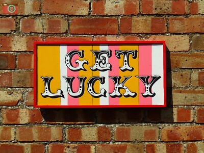 ''GET LUCKY'' FABELHAFTES SCHILD IM VINTAGE-STIL. HANDGEFERTIGT & GESCHNITZT. Zirkus, Sideshow.