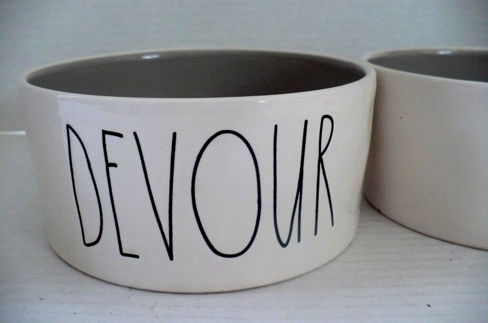 Conjunto/2 pratos de cerâmica Ray Dunn para animais de estimação "Devour" e "Gulp" - Imagem 2 de 4