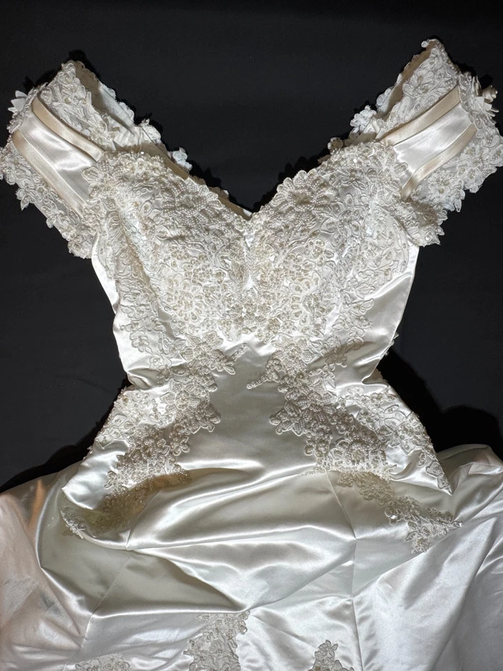 Vestido de Boda Tren XS De Colección Años 90 Y2K Miguel Ángel Marfil Encaje Cuentas Hombro Descubierto XS Foto 3 de 4