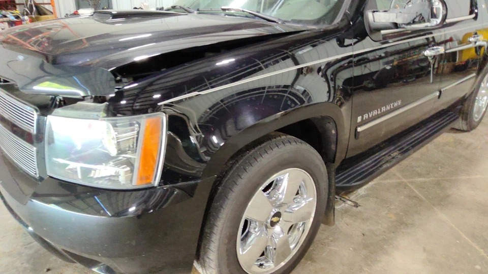 07 Guardabarros izquierdo Avalanche Suburban Tahoe (negro 8555) Foto 2 de 3