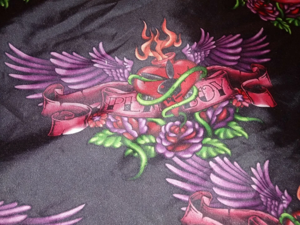 SÁBANA PLANA PLAYBOY VINTAGE RARA AÑOS 90 TAMAÑO COMPLETO NEGRA CON CORAZONES ALADOS LLAMAS Foto 2 de 4