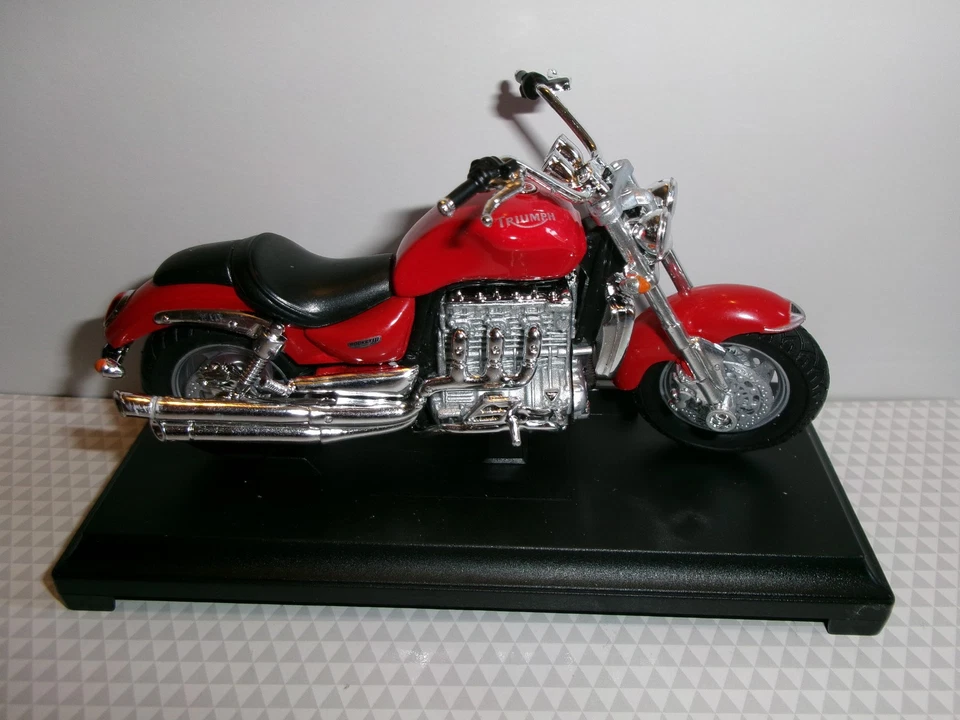 Triumph Rocket III Rot  - 1:18 Welly auf Standplatte - Bild 2 von 3