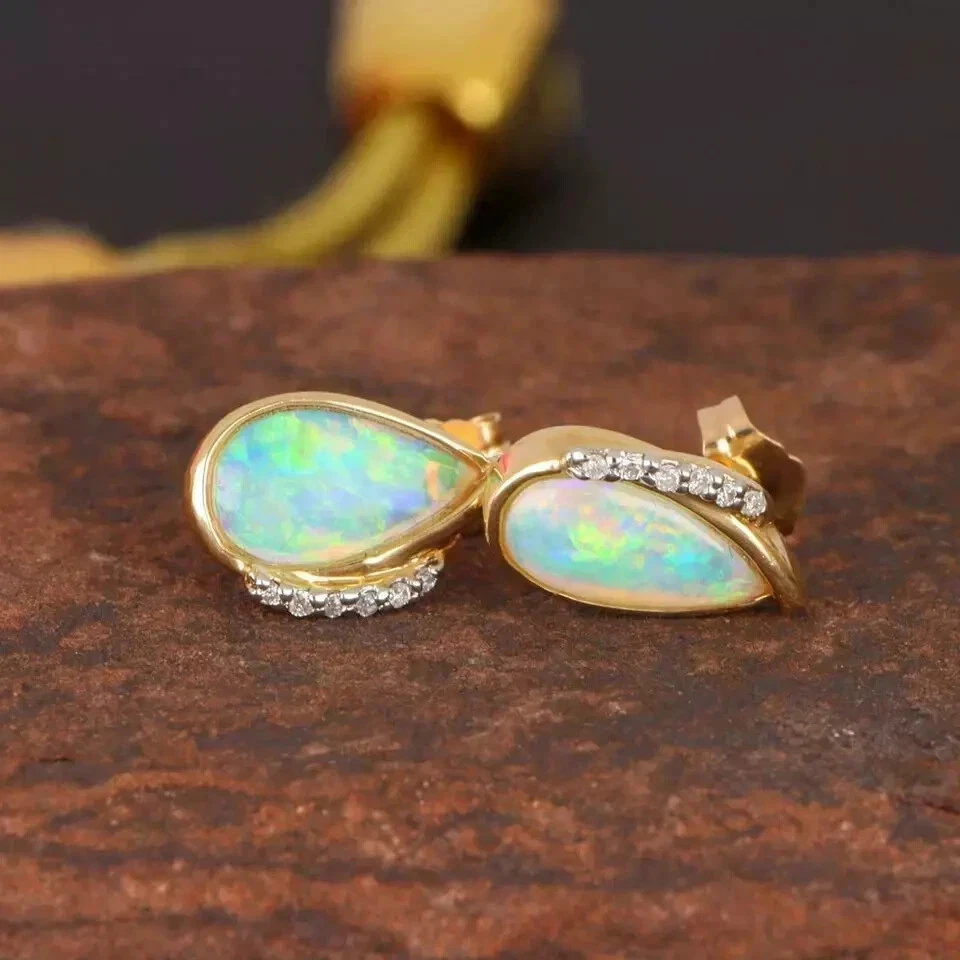 Aretes para mujer con diamantes de ópalo de fuego talla pera de 2,40 quilates acabado en oro amarillo de 14 quilates Foto 4 de 4