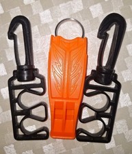2 Schlauchhalter mit Karabinerhaken für Atemregler drehbar + 1 Signalpfeife