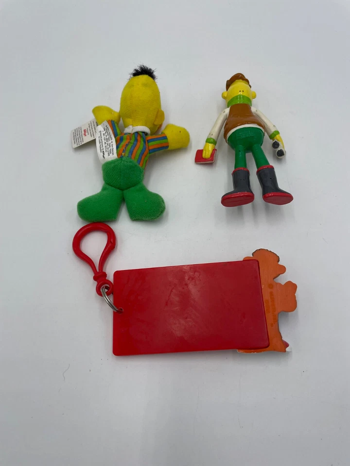 Lote 3 Figuras de Colección Flexibles Campamento Sésamo Bert Kelloggs y Etiqueta de Equipaje Ernie Foto 2 de 4